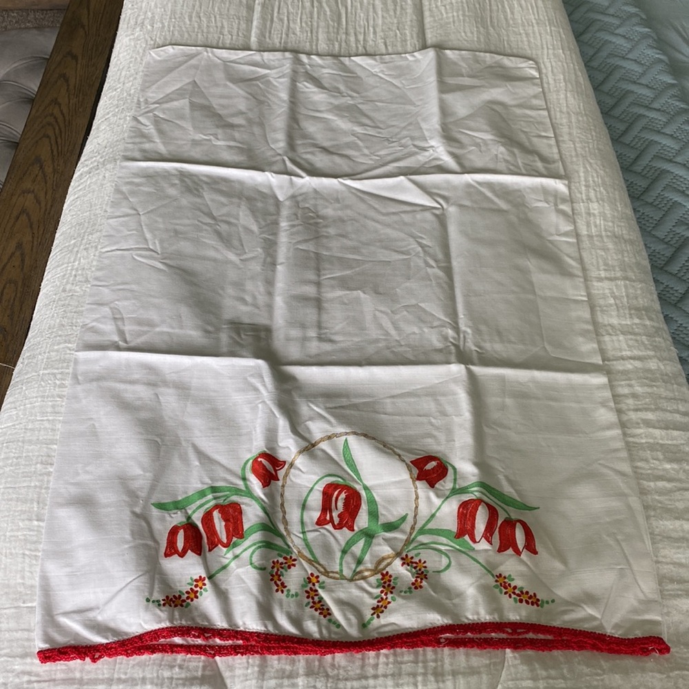 Vintage Pair Of Red Tulips Painted Pillowcases! - Picture 6 of 7